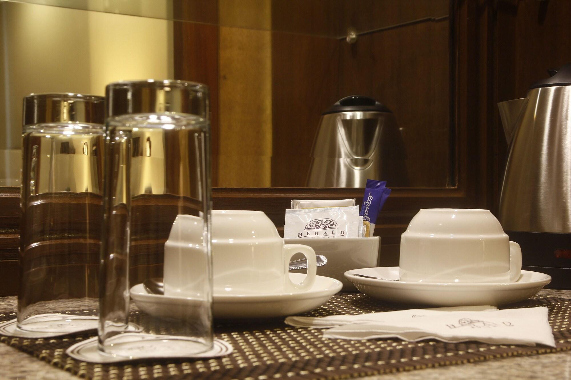 Herald Suites Polaris Makati City Екстер'єр фото