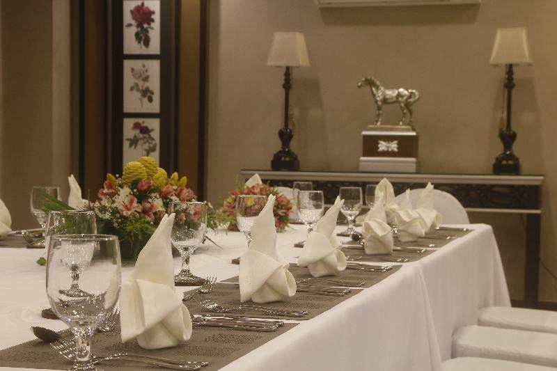 Herald Suites Polaris Makati City Екстер'єр фото